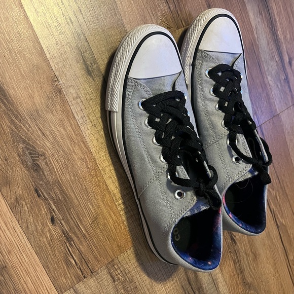 Womens light gray converse, size 9 - Picture 2 of 5
